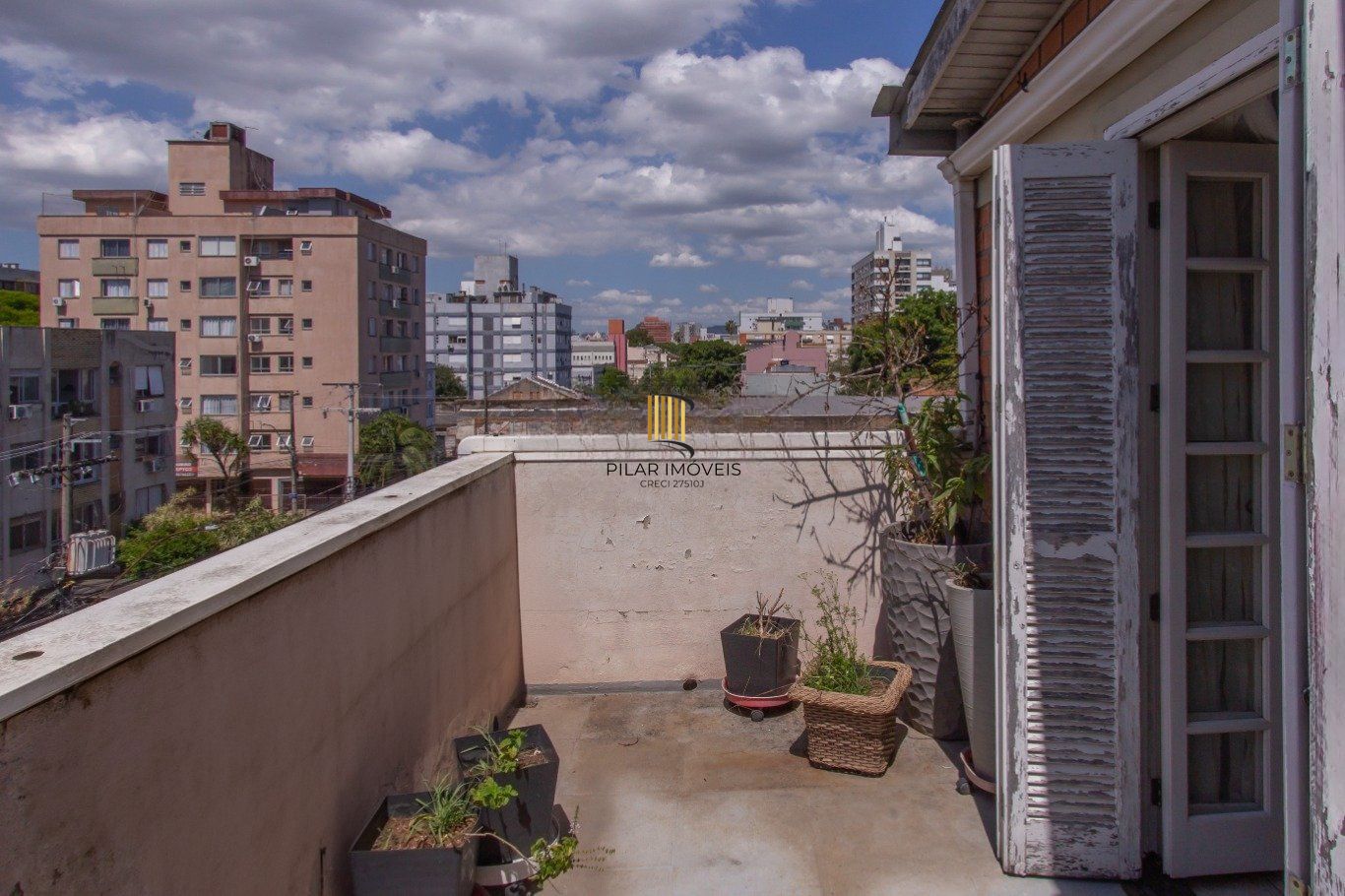 Apartamento garden, 3 dormitórios, 2 suítes, e 131m² privativos no Menino Deus.
