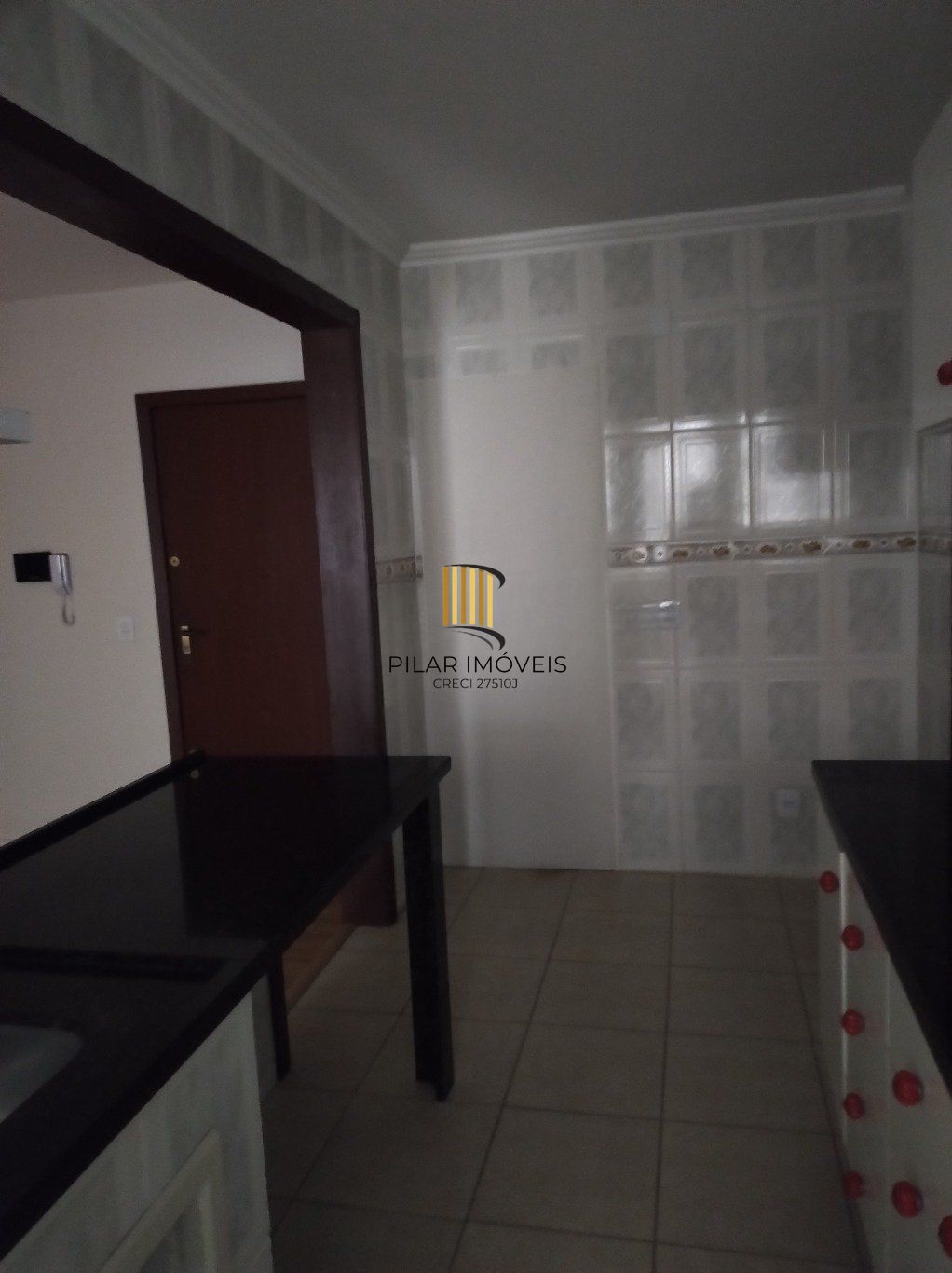 Apartamento semi mobiliado de 3 quartos, suíte, elevador e 1 vaga no Bom Fim