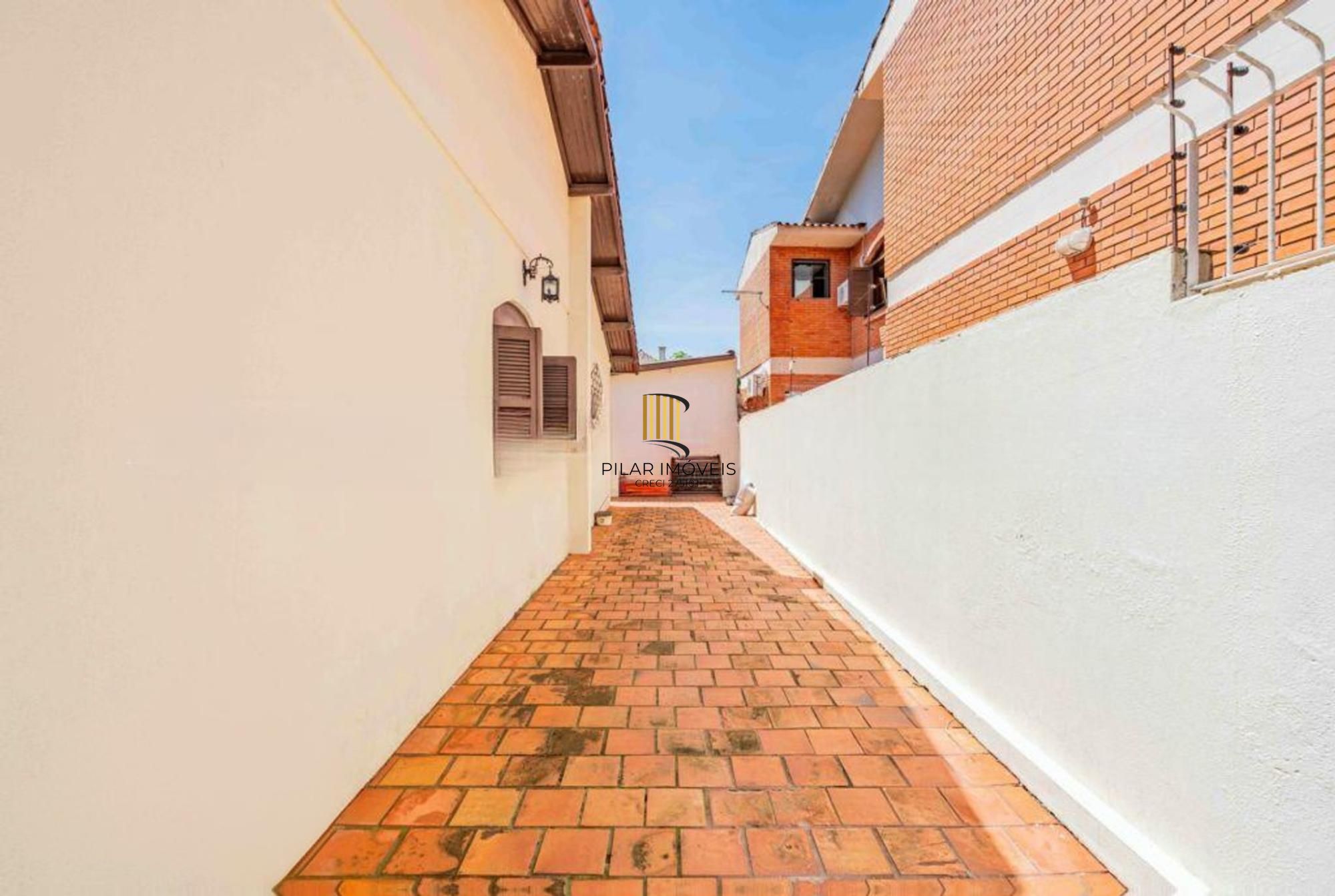 Casa de 2 quartos, 2 banheiros,pátio,churrasqueira, 7 vagas no bairro Guarujá.