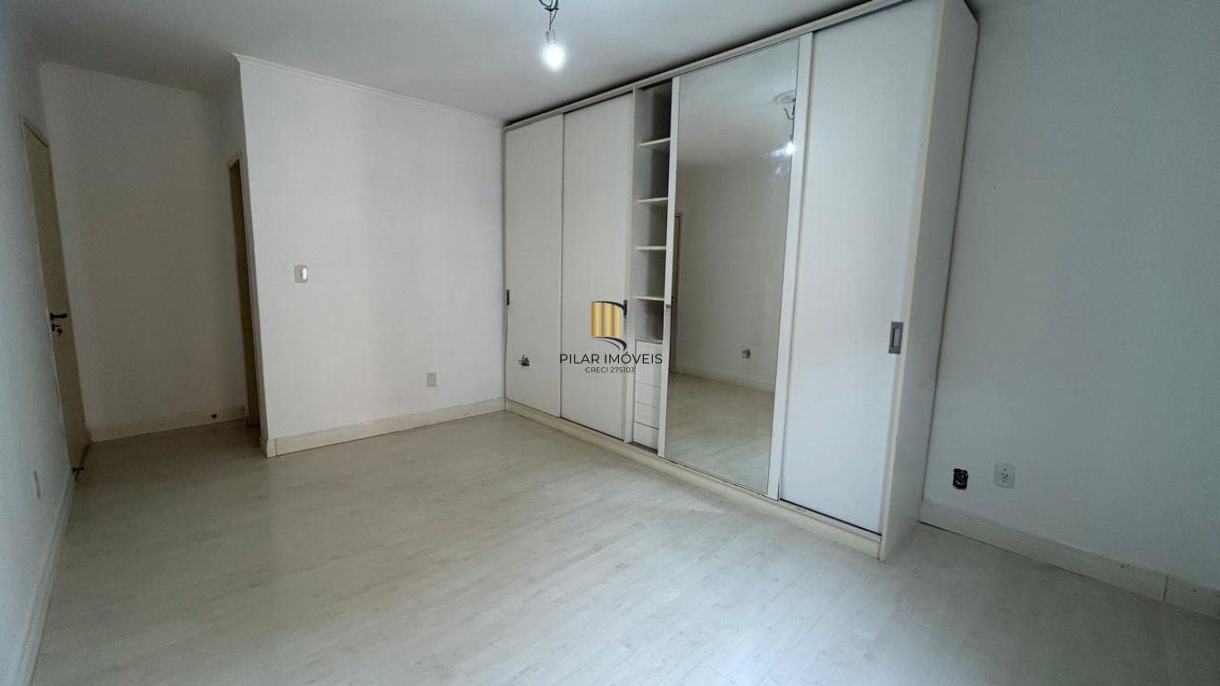 Cobertura de 4 dormitórios e 2 vagas de garagem coberta em Cachoeirinha.