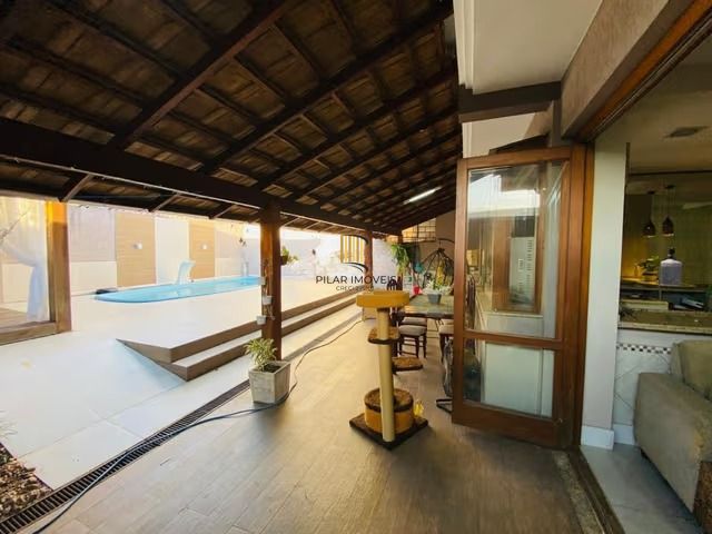Casa de 3 dormitórios, elevador e 3 vagas de garagem em Canoas.