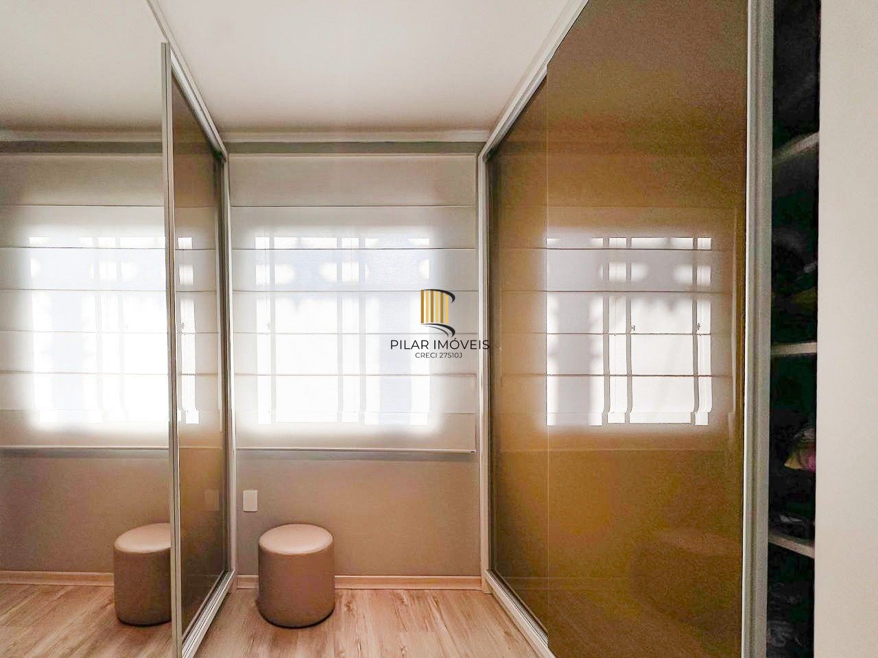 Casa em condomínio com 3 dormitórios e 3 vagas de garagem em Canoas.