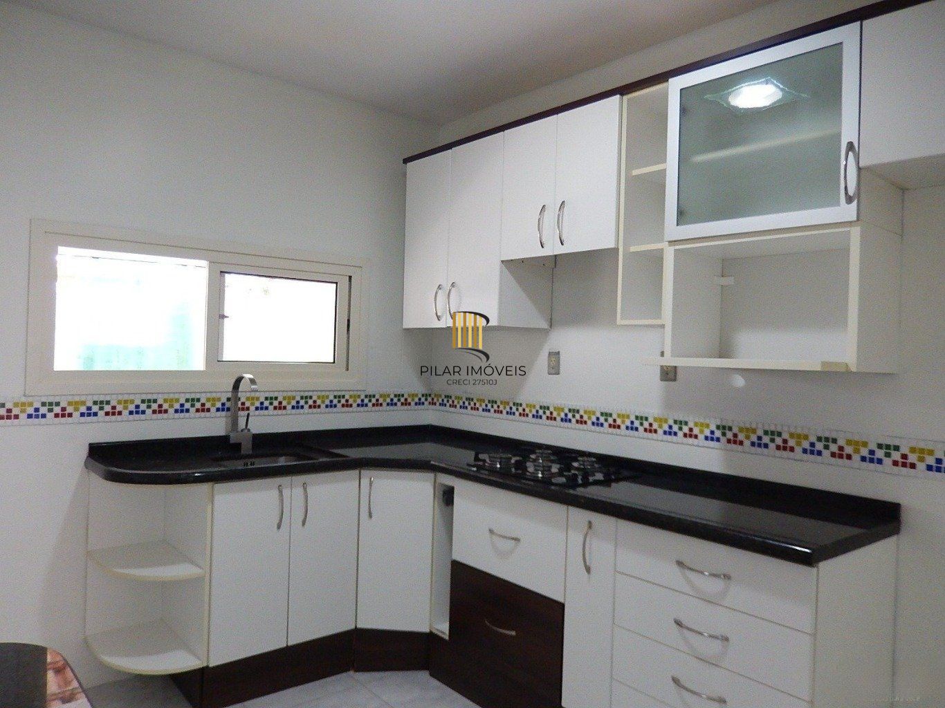 Casa em condomínio com 2 dormitórios, escada e 1 vaga de garagem.