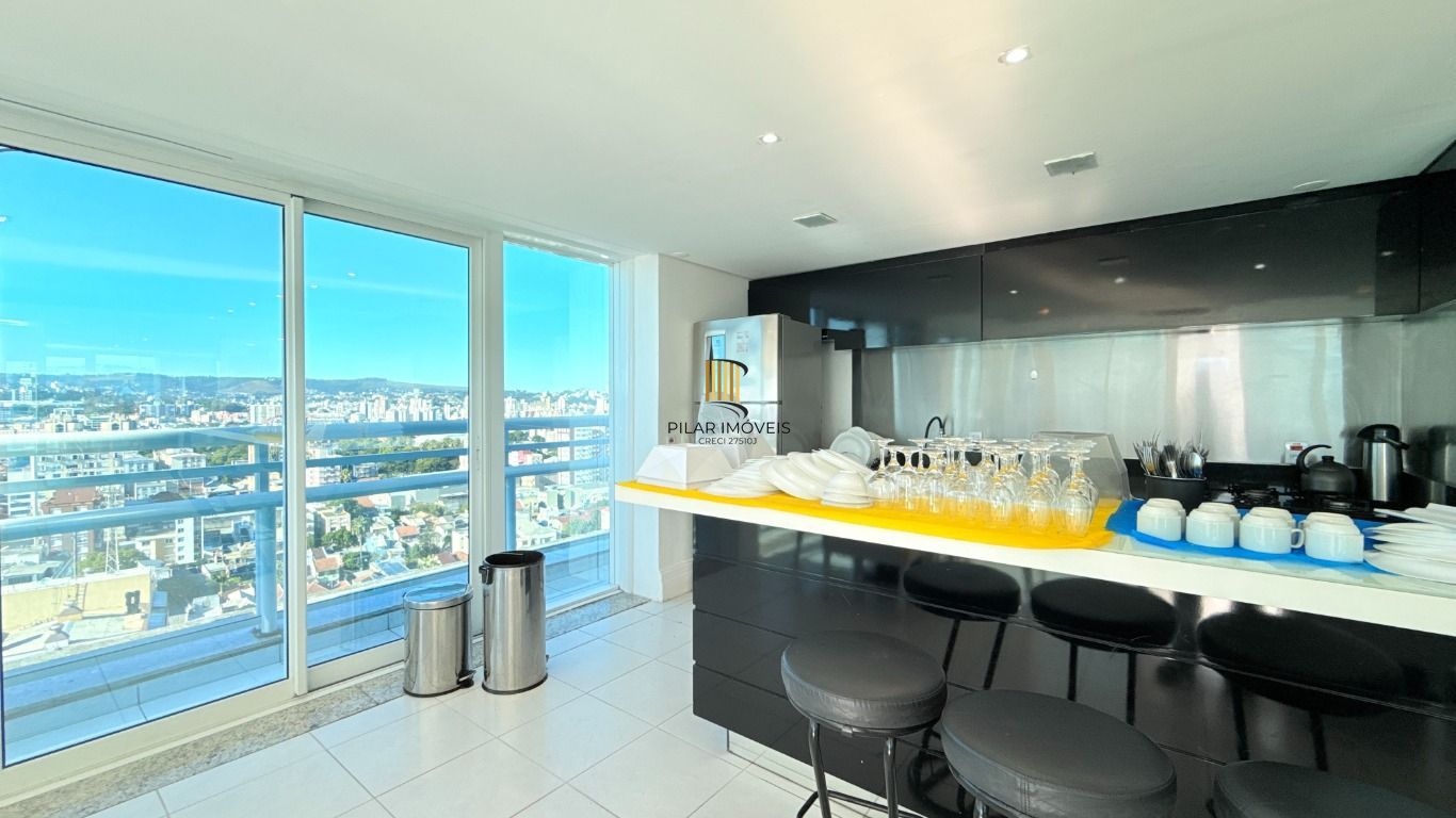 Apartamento 2 dormitórios, churrasqueira, 1 vaga, elevador na Rua General Lima e Silva.