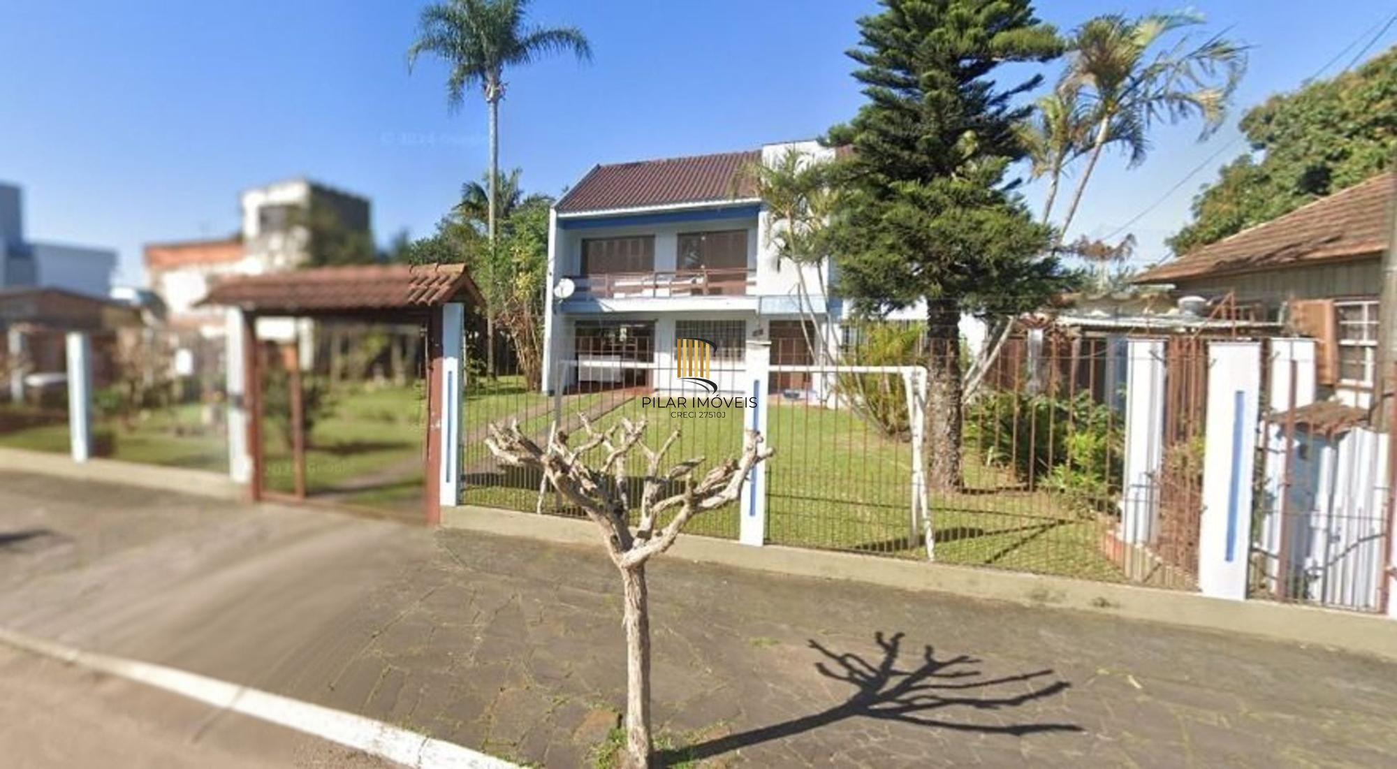 Casa com 3 dormitótrios, piscina e 2 vagas de garagem em Canoas.