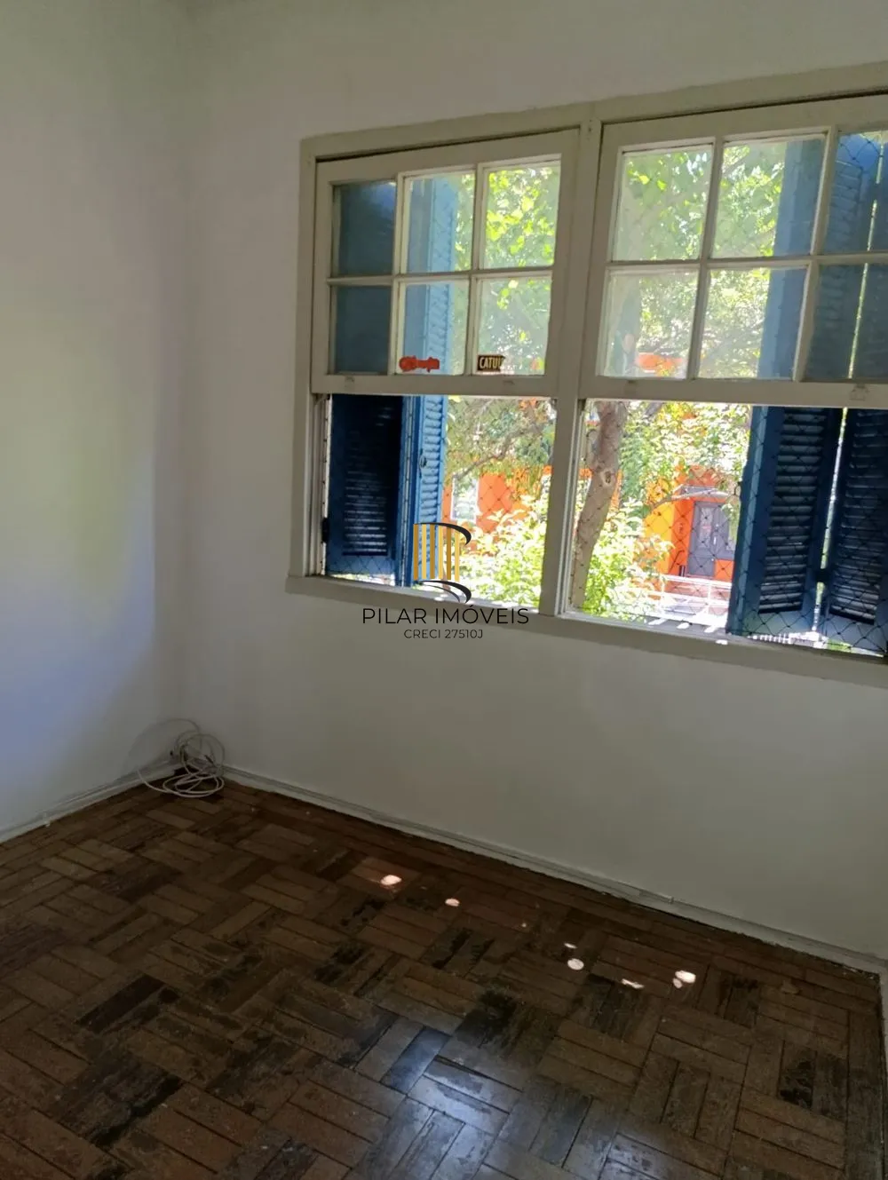 Apartamento de 2 quartos e sacada no bairro Mont' Serrat.