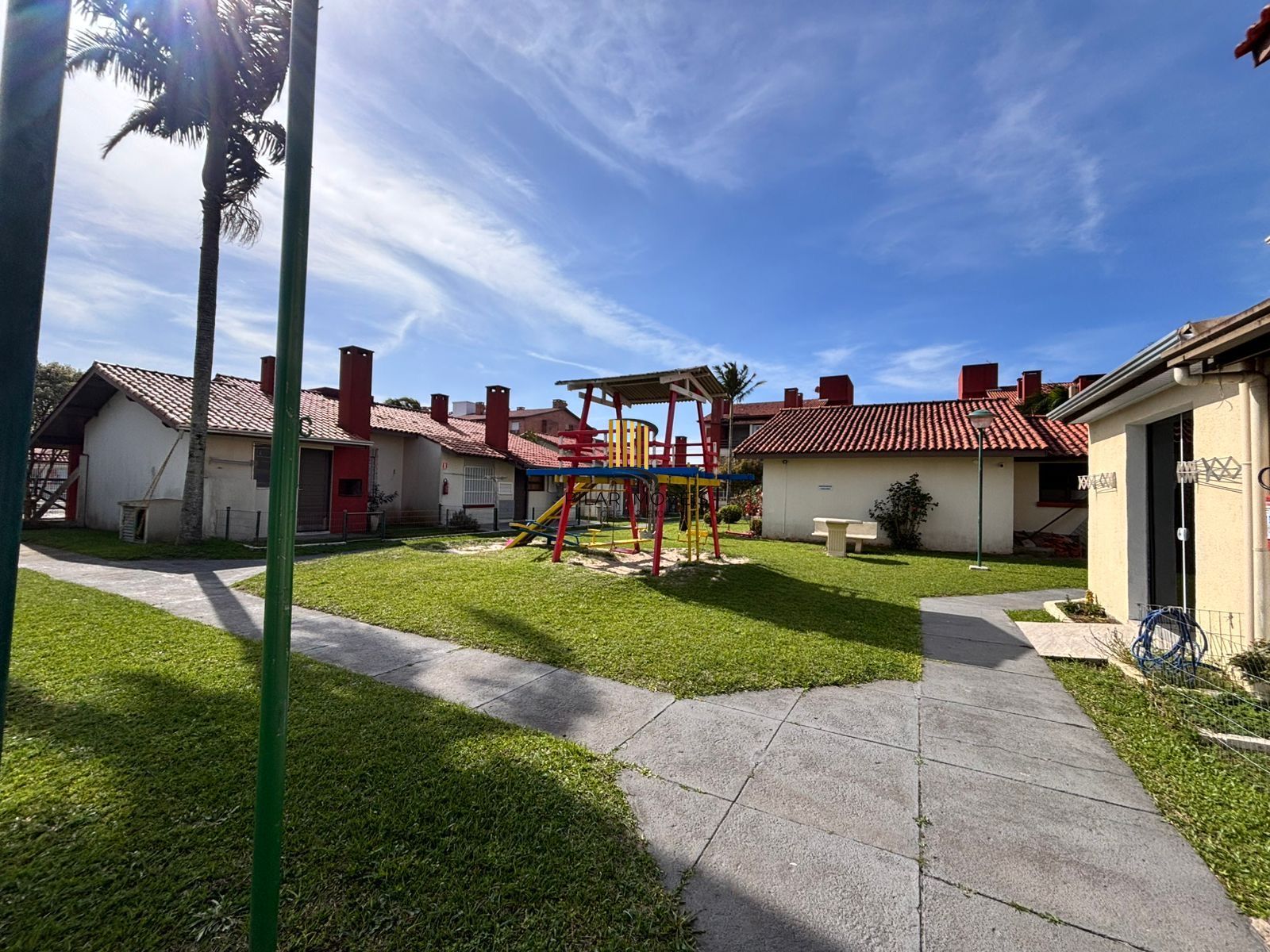 Sobrado 2 dormitórios com suite Condomínio Fechado Capão Novo