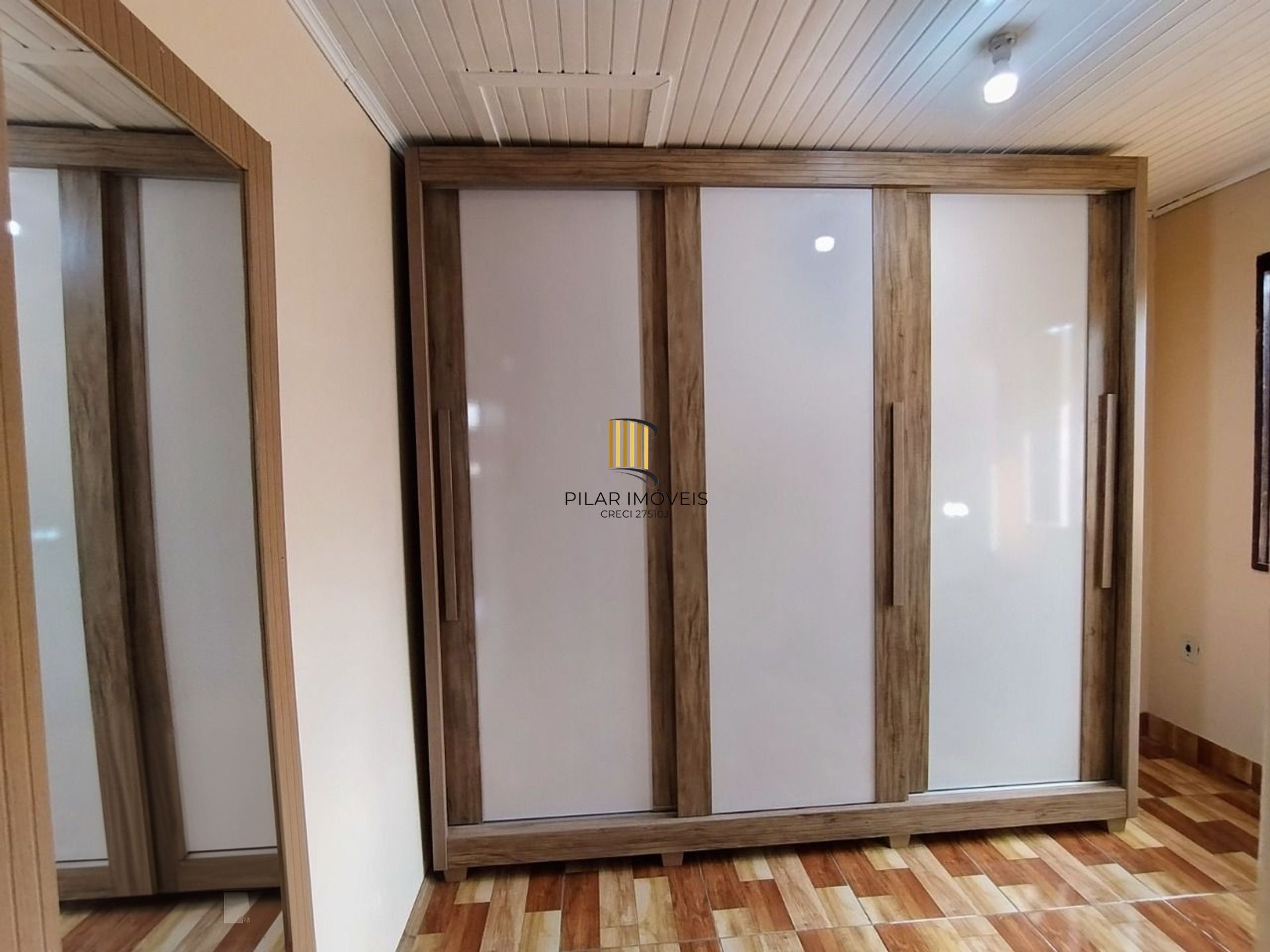 Casa de 4 dormitórios e 4 vagas de garagem em Canoas.