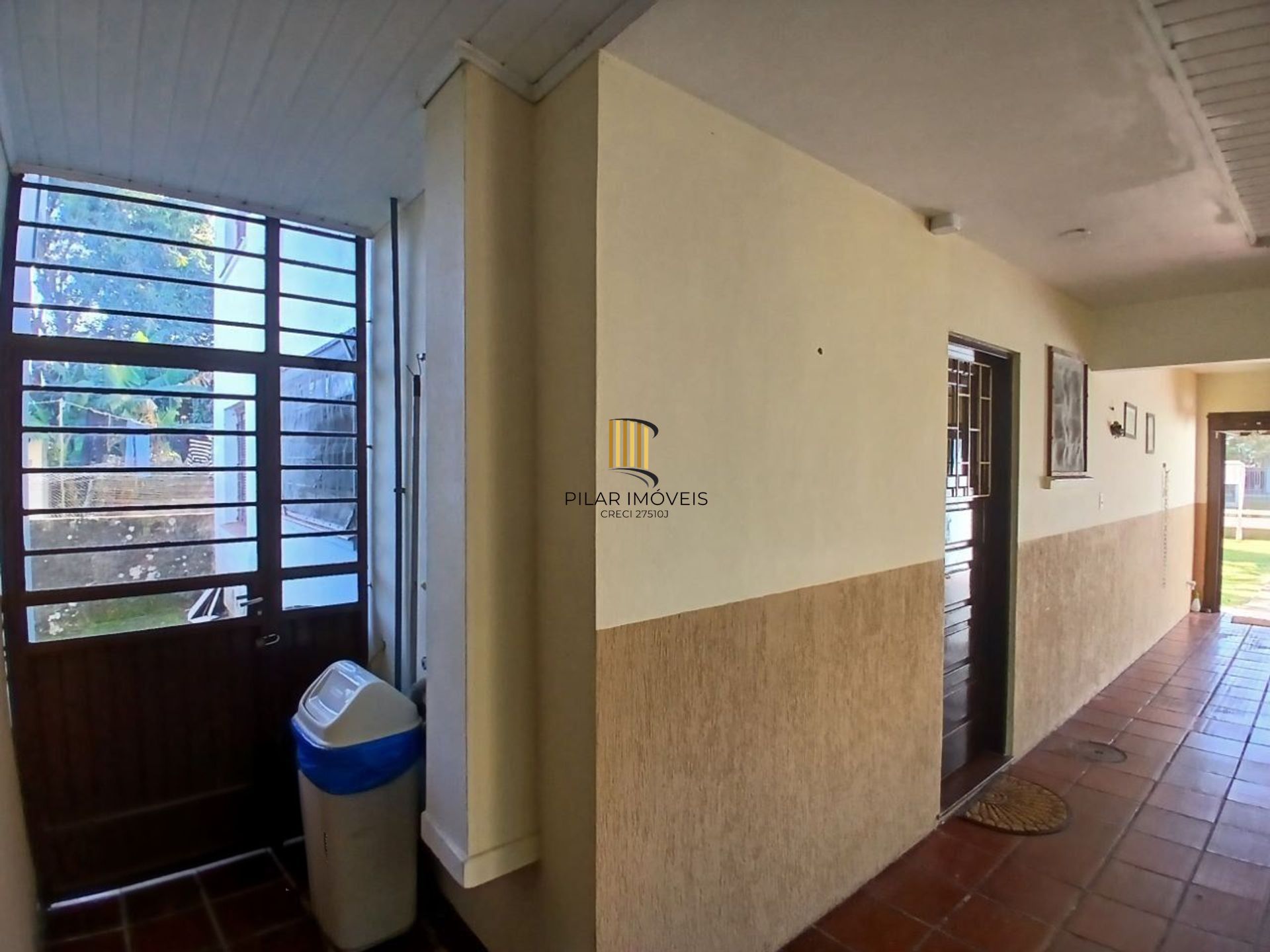 Casa com 3 dormitótrios, piscina e 2 vagas de garagem em Canoas.