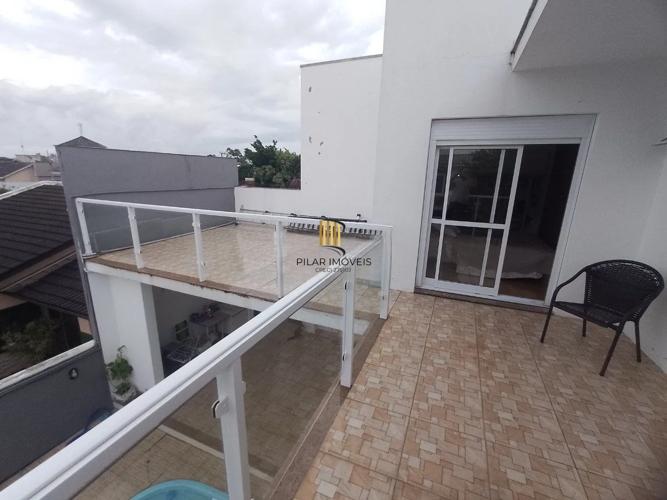 Casa de 5 dormitórios, piscina e 4 vagas de garagem em Canoas.