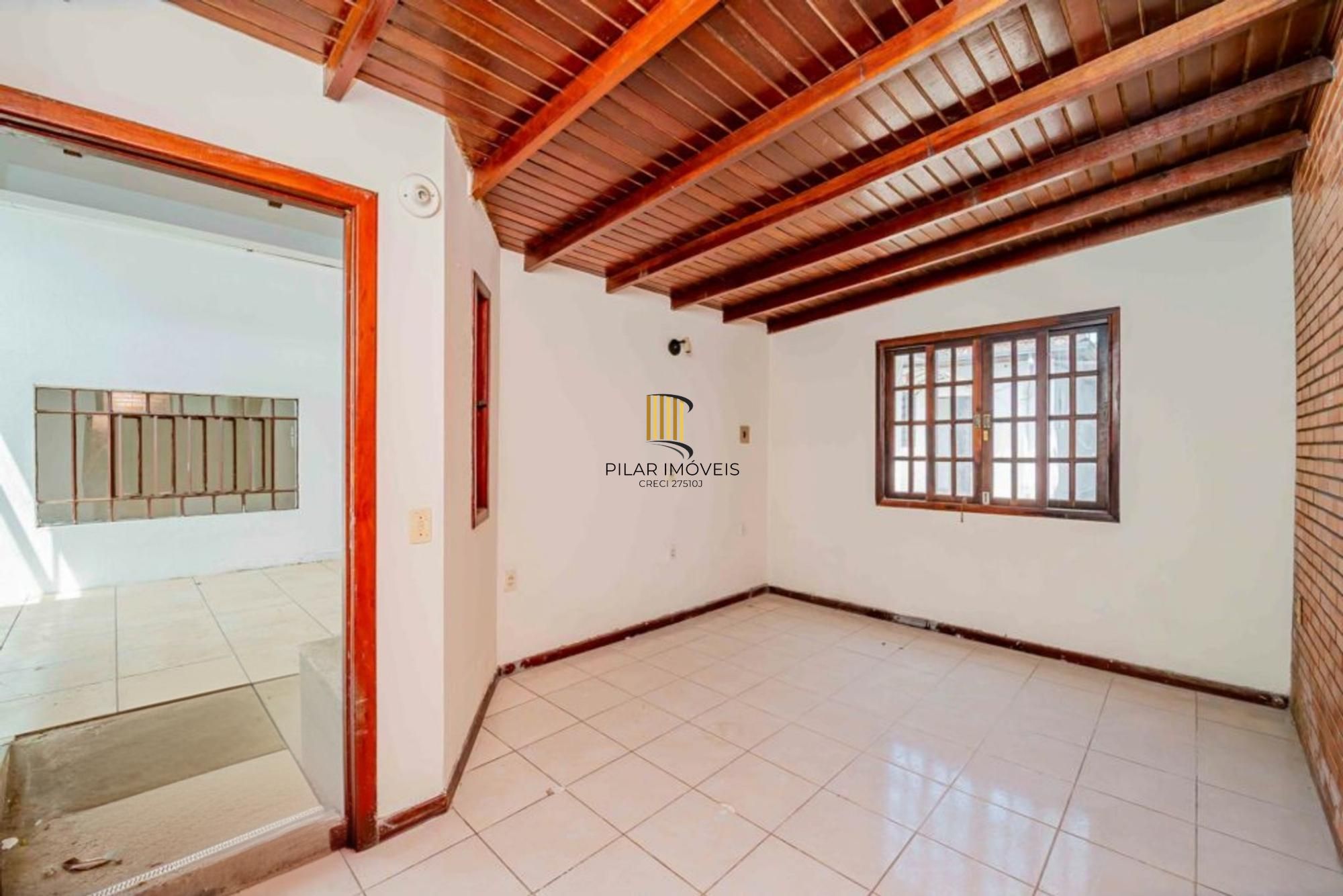Casa de 2 dormitórios, churrasqueira, pátio, 4 vagas no bairro Ipanema