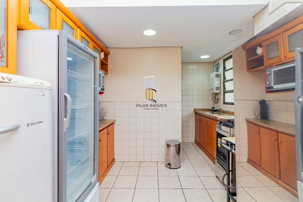 Apartamento com 3 quartos, vaga e elevador no Bairro Menino Deus