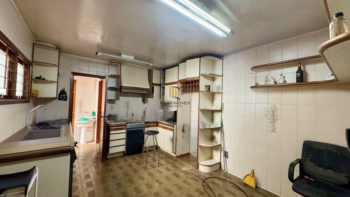 Casa com 350m², 4 quartos, 2 Suítes à venda em Azenha, Porto Alegre.