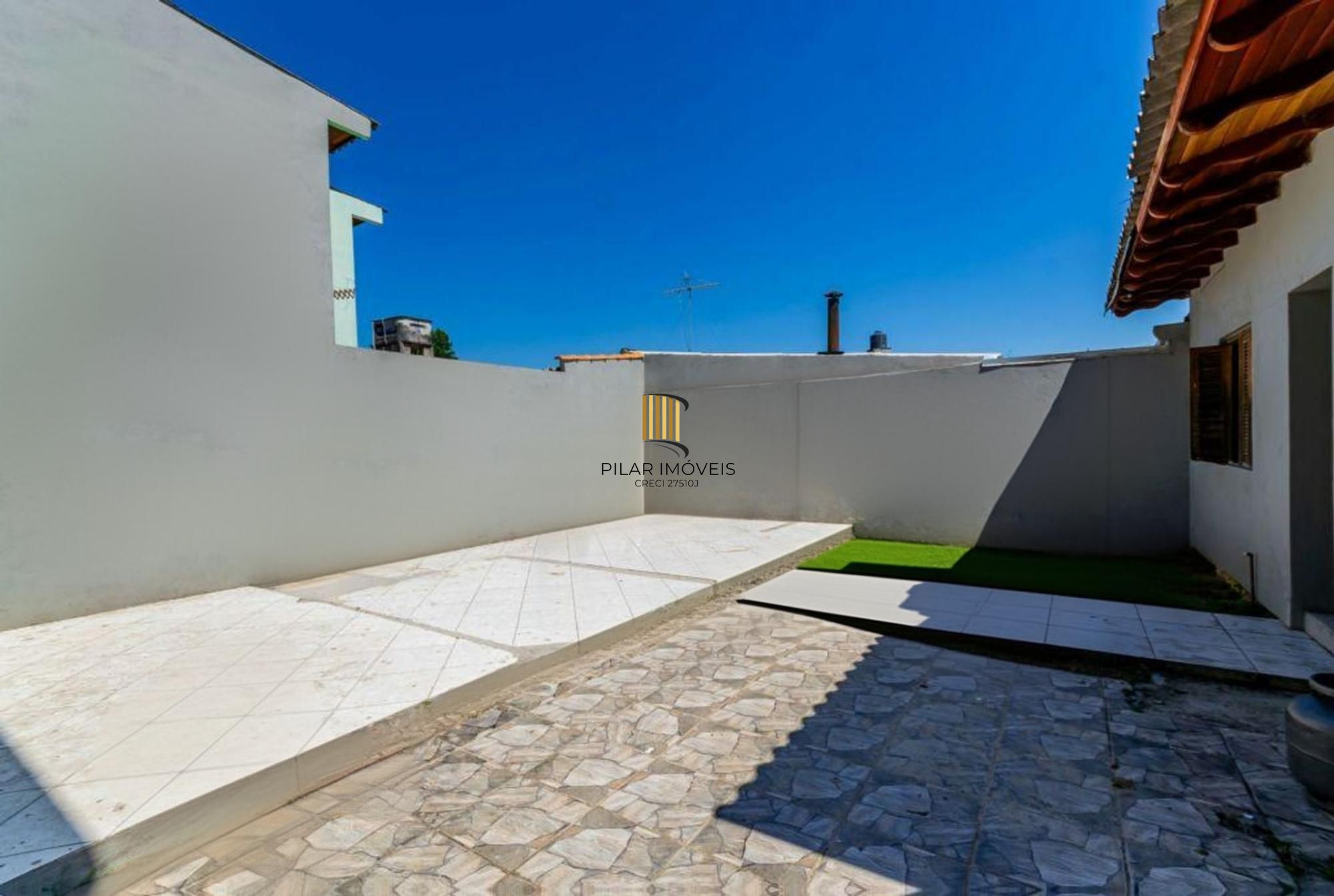 Casa com 3 dormitórios, 4 vagas e amplo pátio no Bairro Sarandí