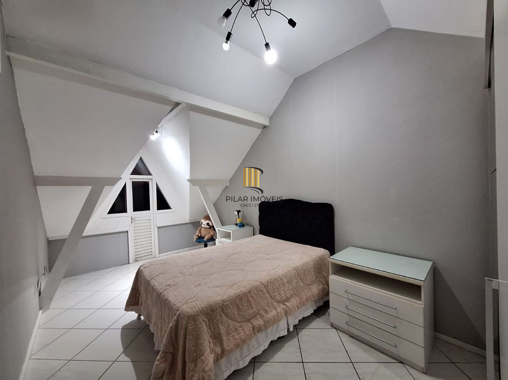 Casa de 2 pisos, 3 dormitórios e 2 vagas de garagem coberta em Canoas.