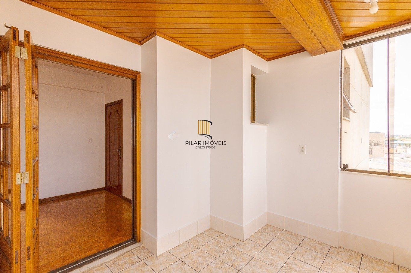 Cobertura com 4 quartos, 1 suíte e 2 vagas no bairro Passo da Areia.