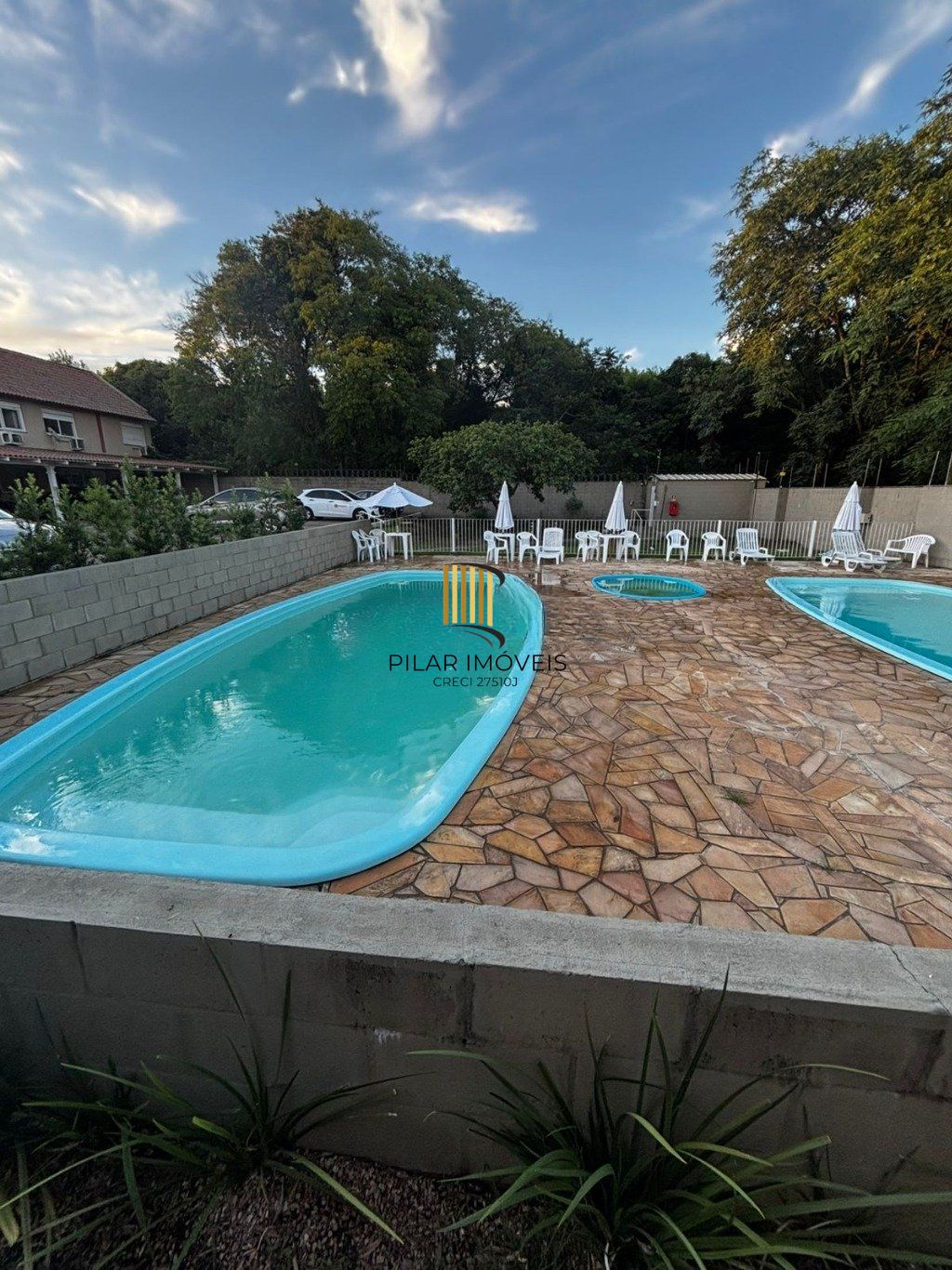 Casa com 2 dormitórios e 2 vagas de garagem em Canoas.