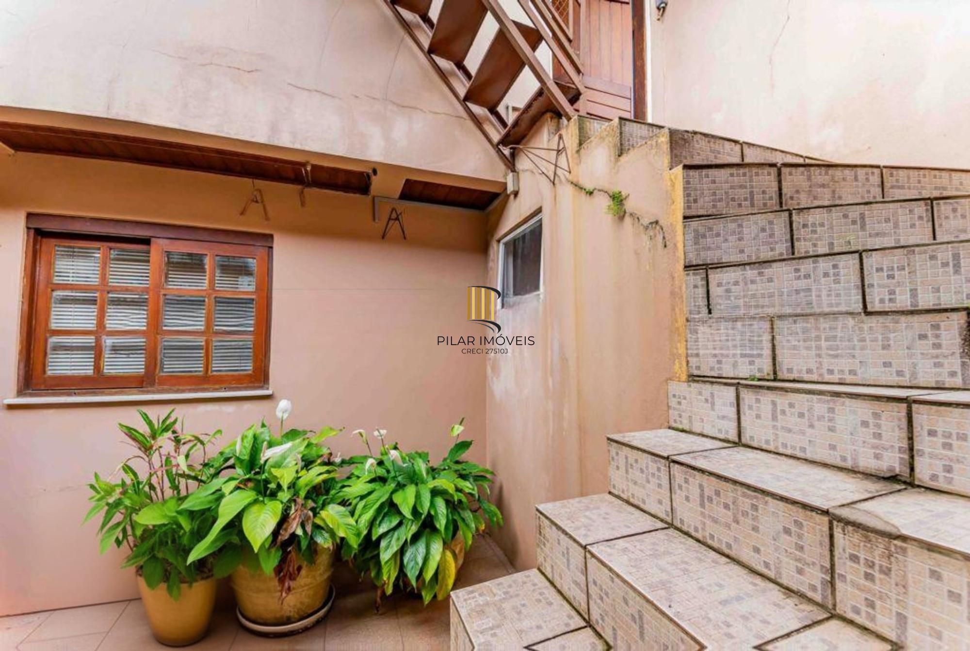 Casa de 3 quartos, churrasqueira, terraço, 2 vagas no bairro Glória.