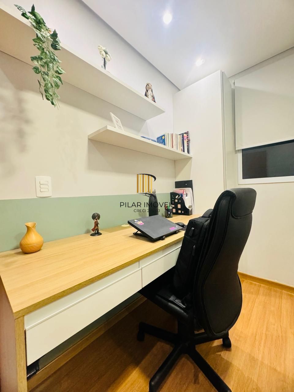 Apartamento de 2 dormitórios com 1 vaga no Bairro Morro Santana.