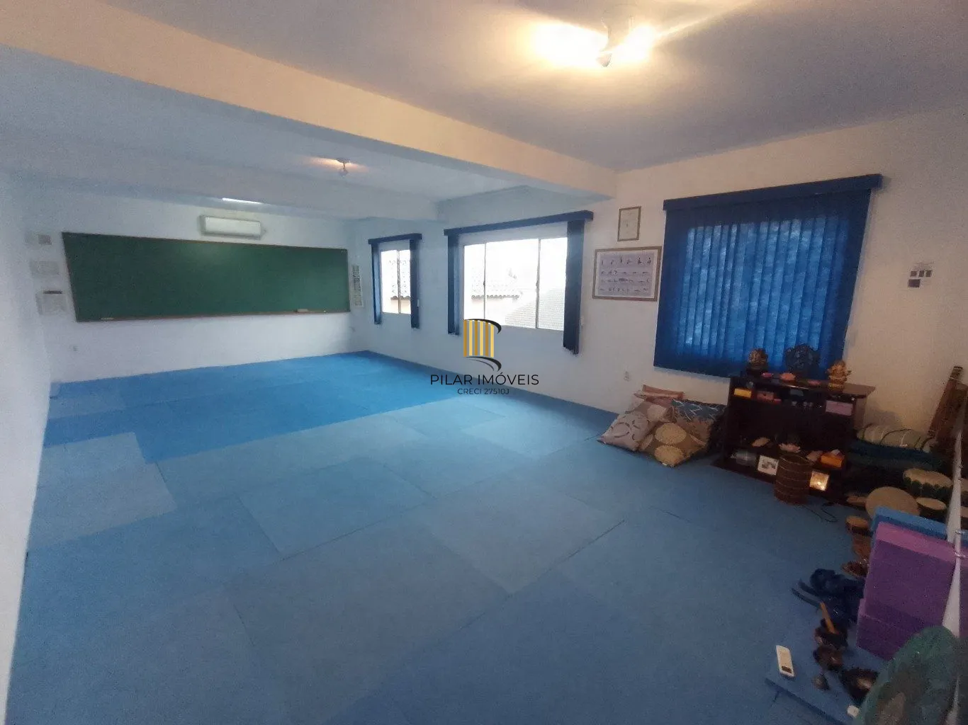 Casa de 5 dormitórios, piscina e 4 vagas de garagem em Canoas.