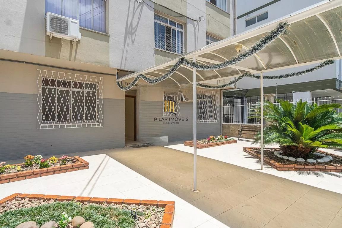 Apartamento com 2 quartos, portaria 24 horas no bairro Menino Deus.