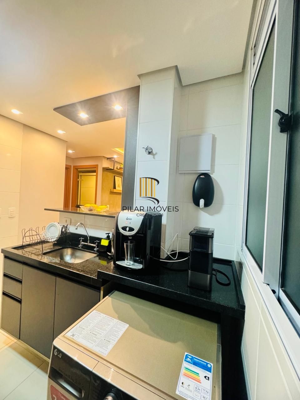 Apartamento de 2 dormitórios com 1 vaga no Bairro Morro Santana.