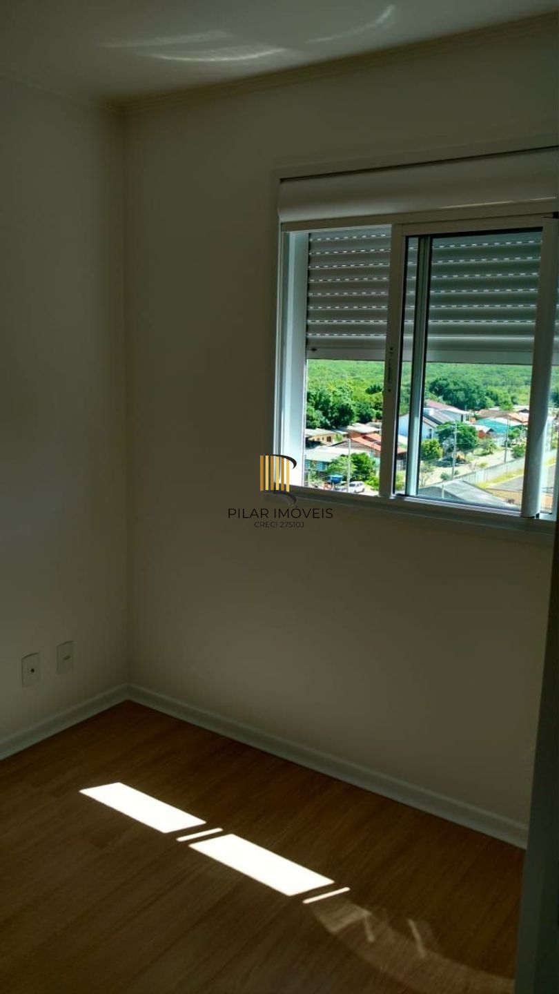 Apartamento de 2 dormitórios, elevador e 1 vaga de garagem.