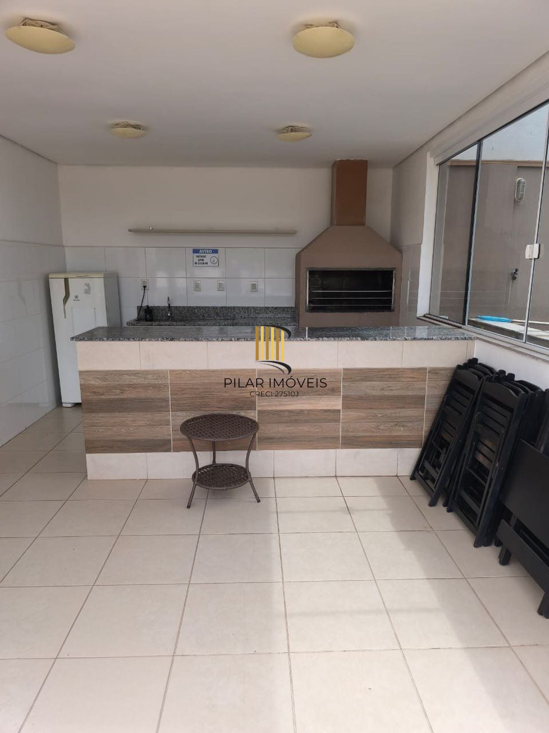 Apartamento de 2 dormitórios, elevador e 1 vaga de garagem em Canoas.