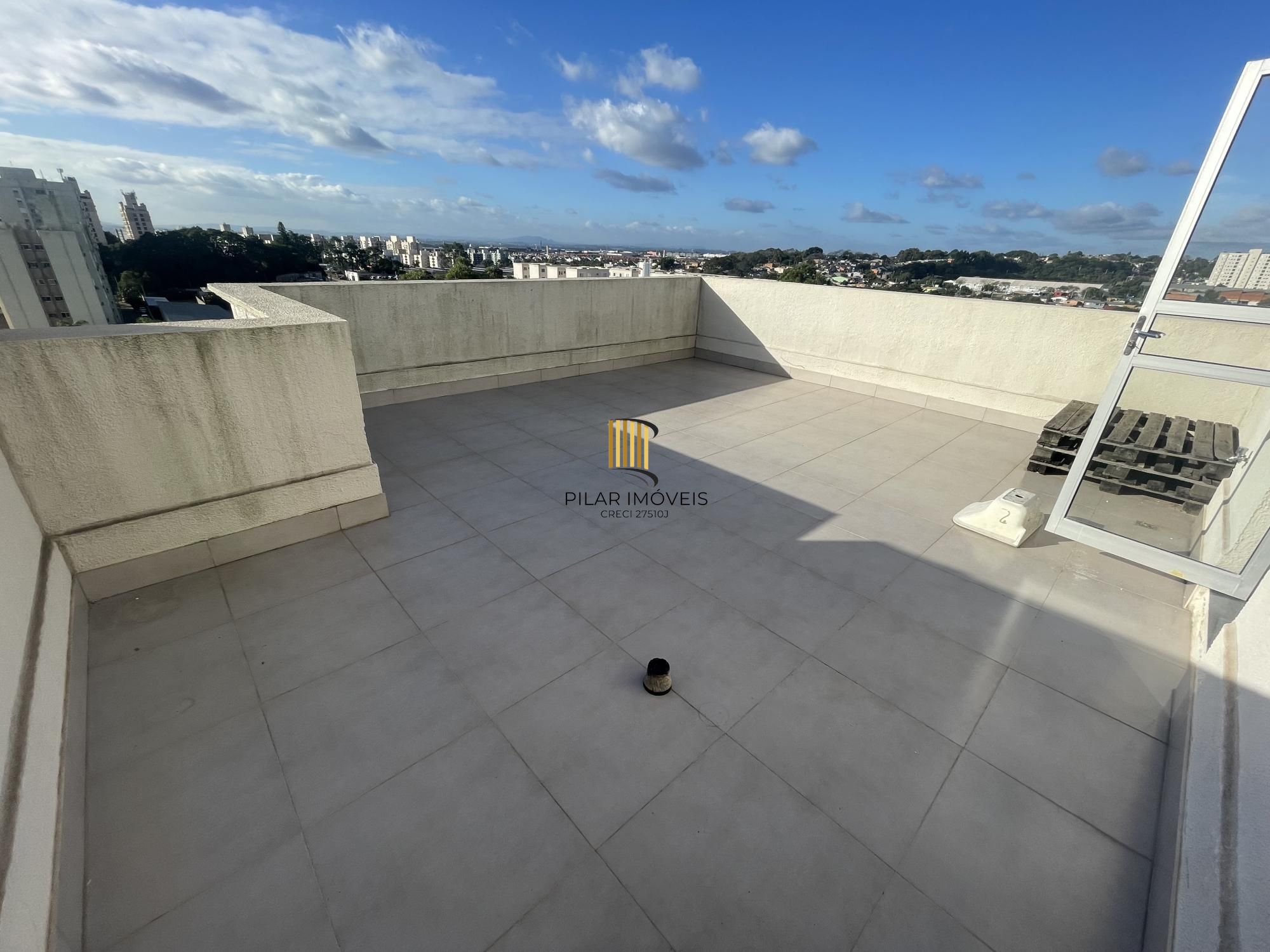 Cobertura semi mobiliada com 3 quartos e 1 vaga de garagem na Rua Sadi Castro.