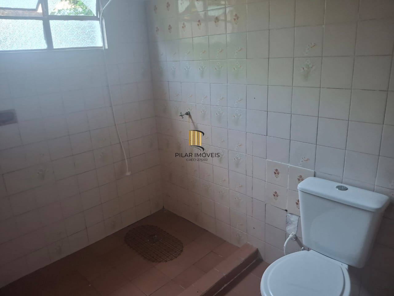 Casa 2 dormitórios com pátio e 3 vagas no Camaquã