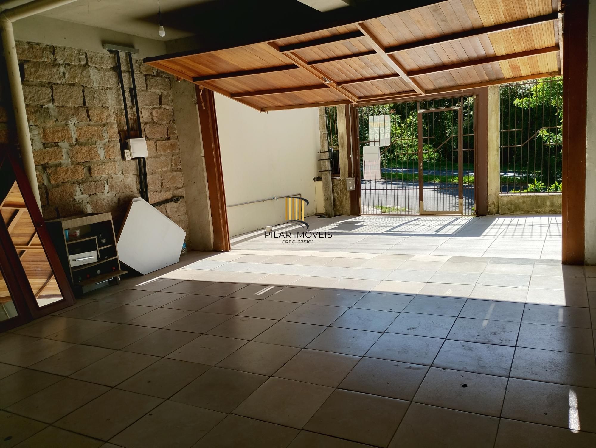 Casa com 3 quartos, 4 vagas de garagem e com pátio no bairro Parque Santa Fé