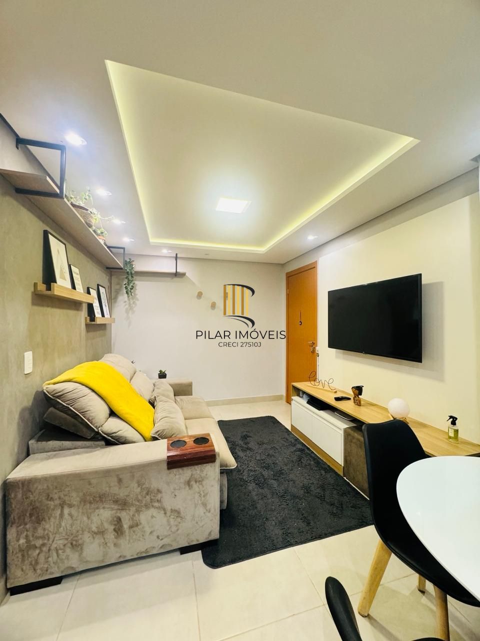 Apartamento de 2 dormitórios com 1 vaga no Bairro Morro Santana.