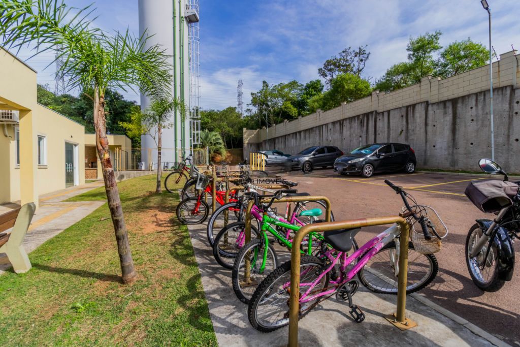 Apartamento de 2 dormitórios com 1 vaga no Bairro Morro Santana.