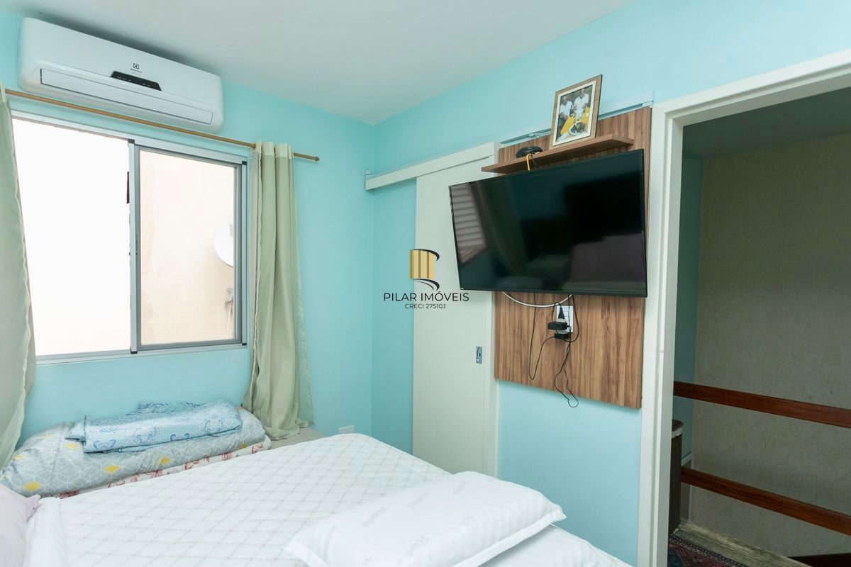 Casa 2 dormitórios 2 vagas cobertas em condomínio com Piscina Porto Alegre