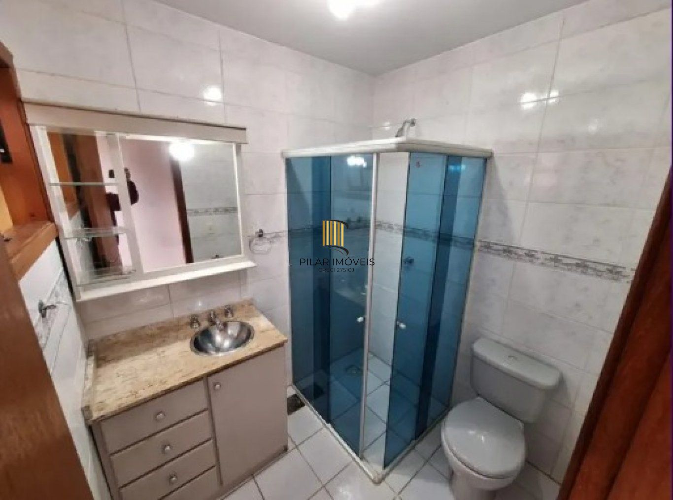 Casa semi mobiliada de 3 quartos, suíte, pátio, 2 vagas no bairro Serraria