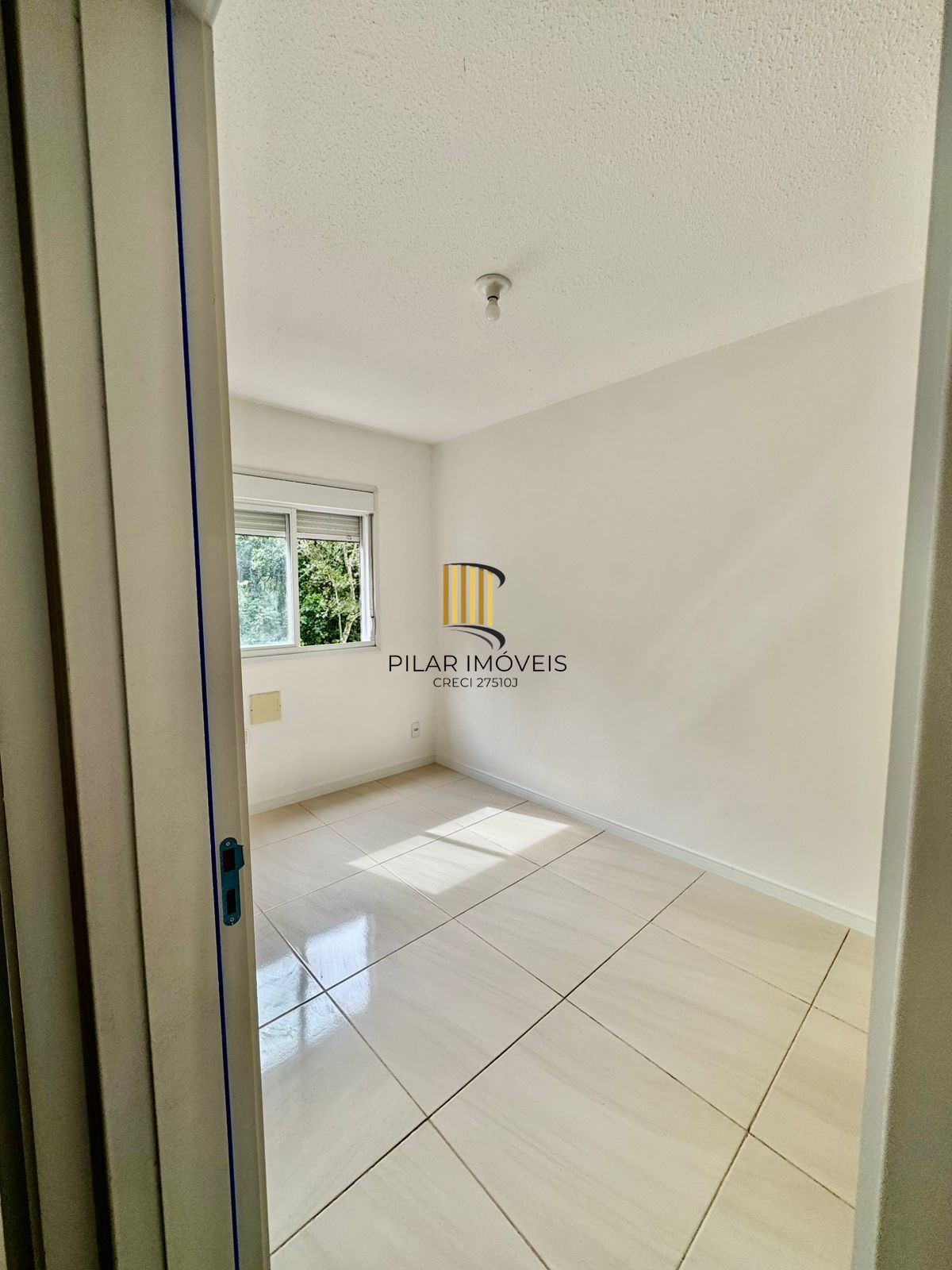 Apartamento com 2 quartos, semi mobiliado, piscina e portaria 24 hr em Gravataí