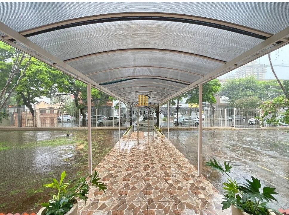 Apartamento térreo com 2 dormitórios no Bairro Menino Deus