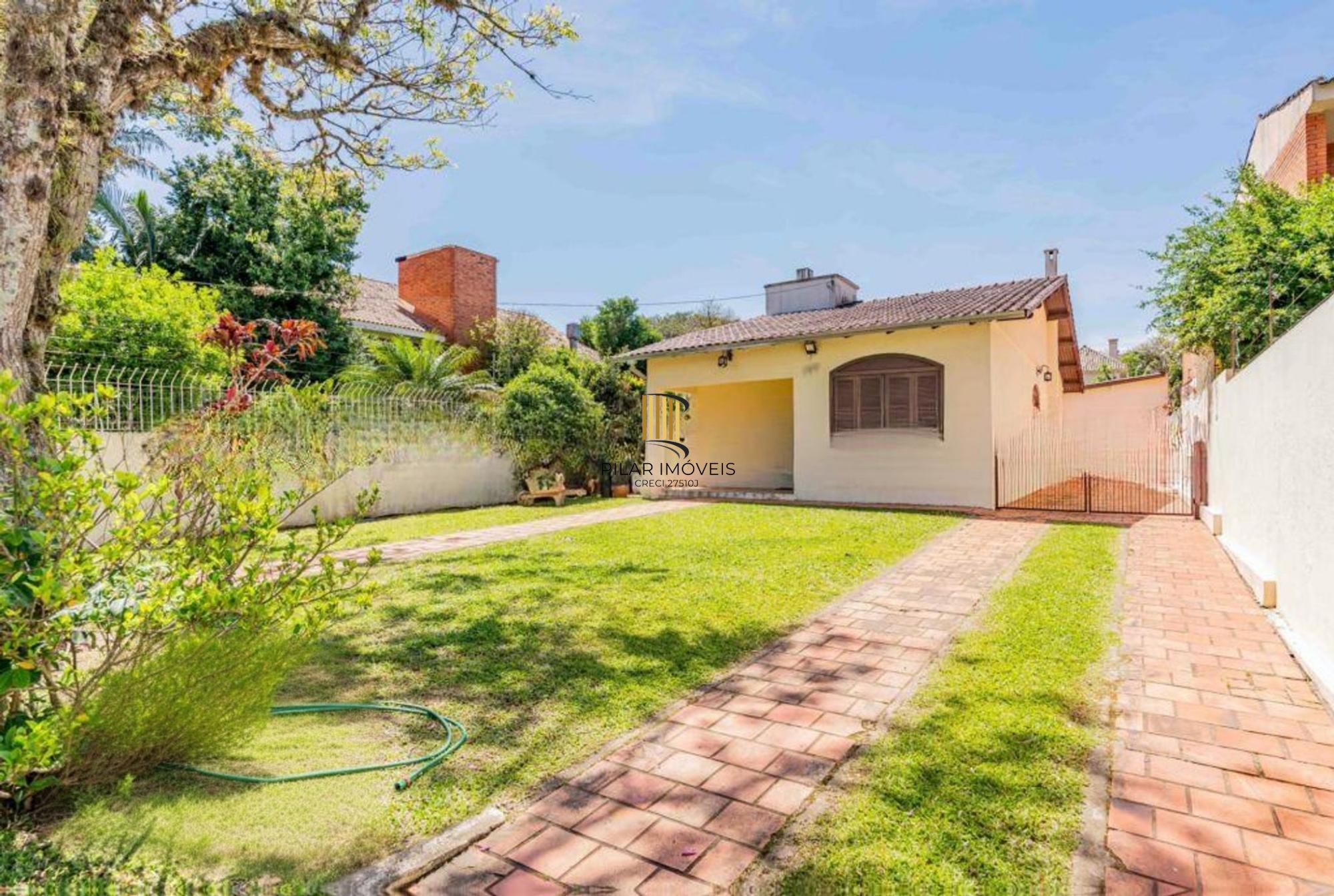 Casa de 2 quartos, 2 banheiros,pátio,churrasqueira, 7 vagas no bairro Guarujá.