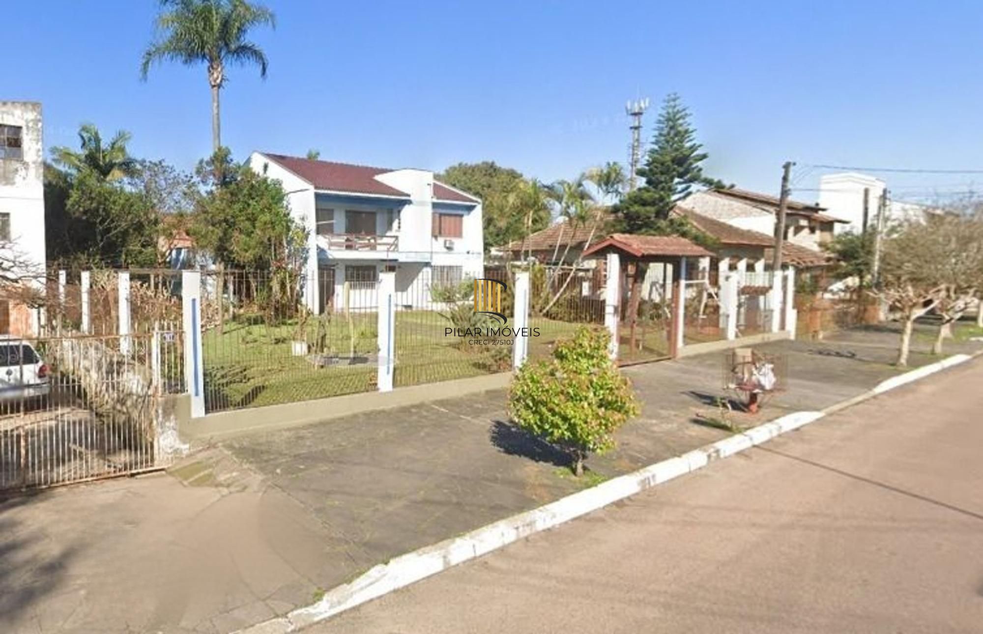 Casa com 3 dormitótrios, piscina e 2 vagas de garagem em Canoas.