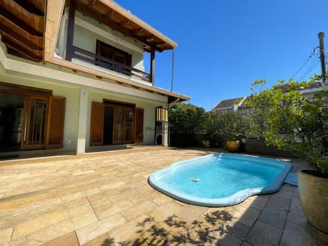 Casa de 3 dormitórios, piscina e 4 vagas de garagem em Canoas.