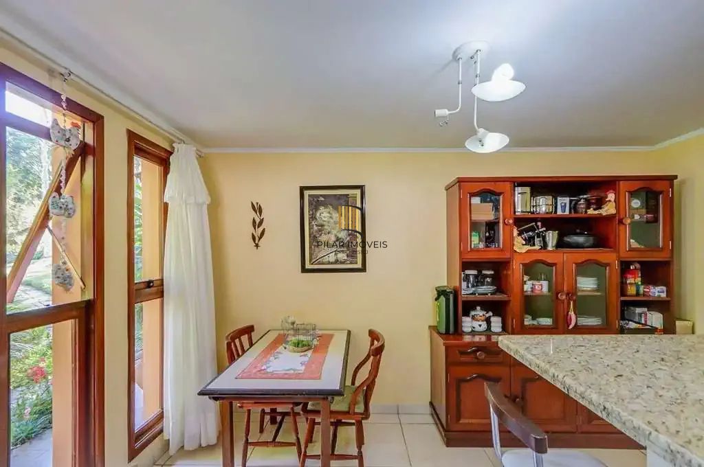 Casa em condominio, 3 quartos, 3 suítes 2 vagas e piscina na Cavalhada.