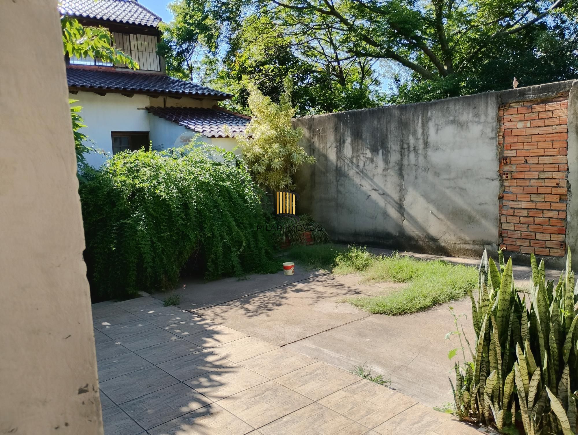 Casa com 3 quartos, 4 vagas de garagem e com pátio no bairro Parque Santa Fé