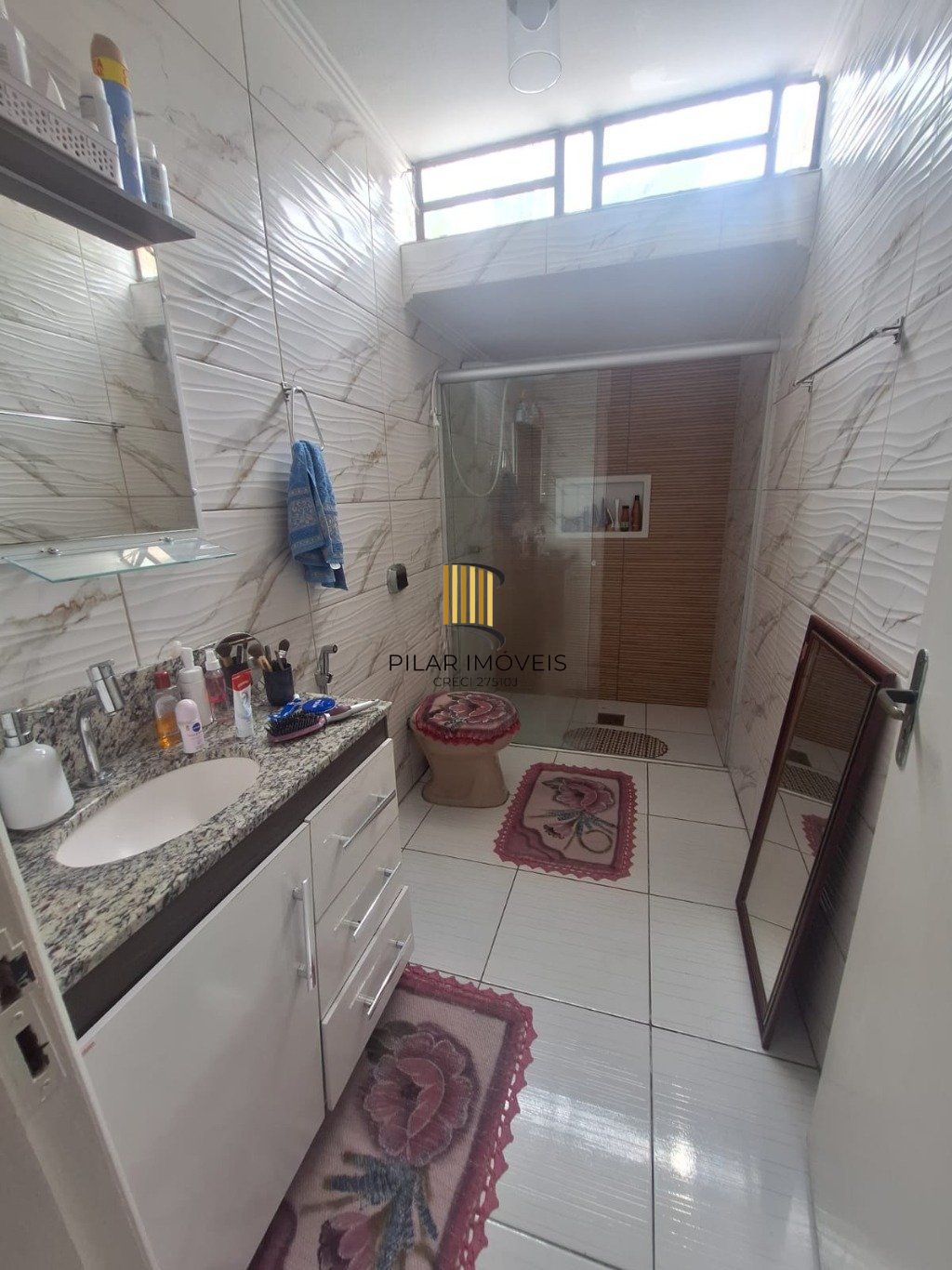 Casa com 2 dormitórios, sendo 1 suíte e 2 vaga de garagem coberta em canoas.