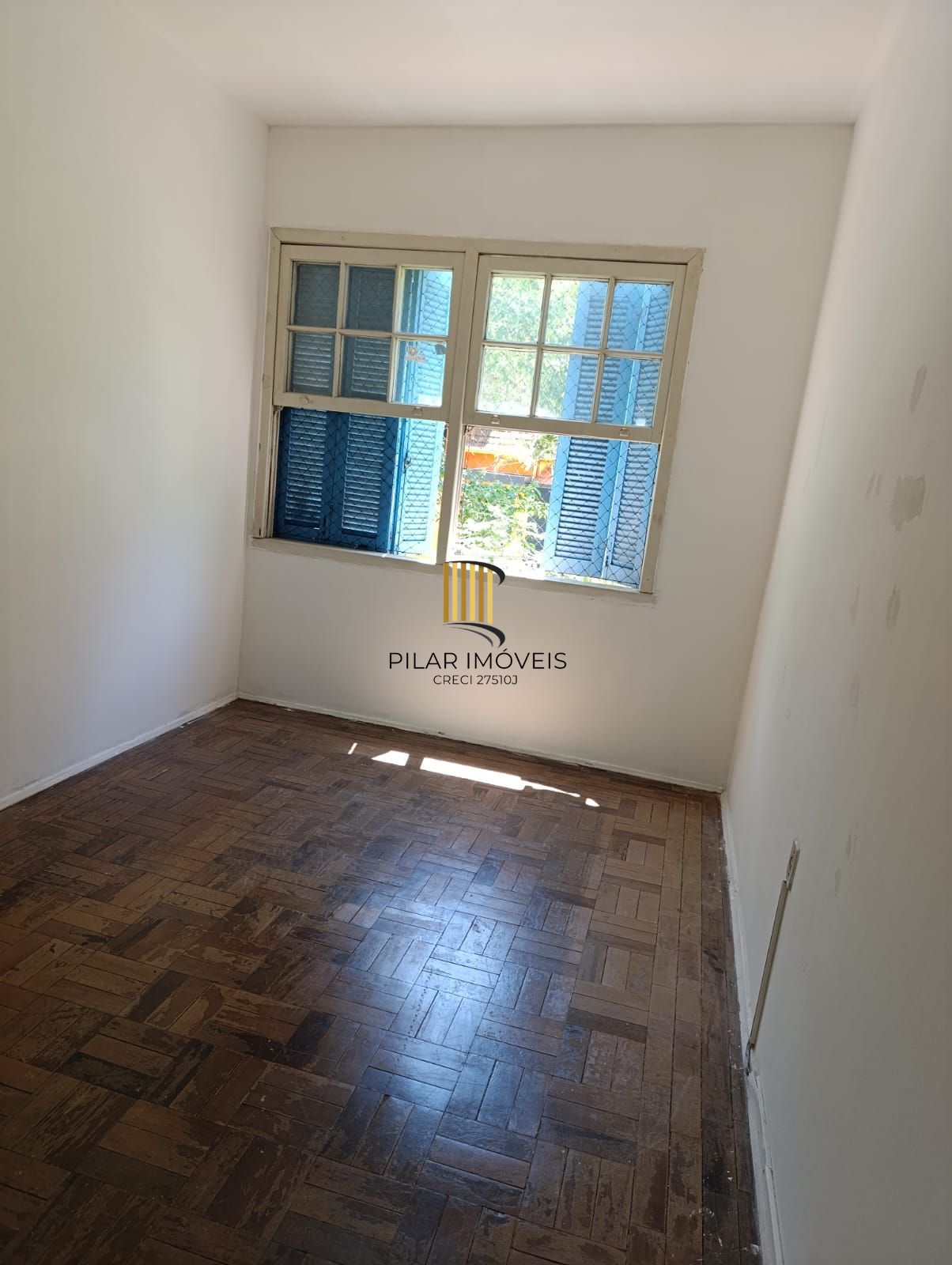 Apartamento de 2 quartos, sacada no bairro Mont' Serrat.