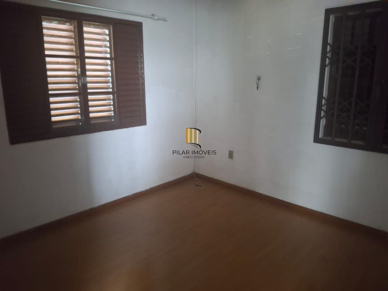 Casa 2 dormitórios com pátio e 3 vagas no Camaquã