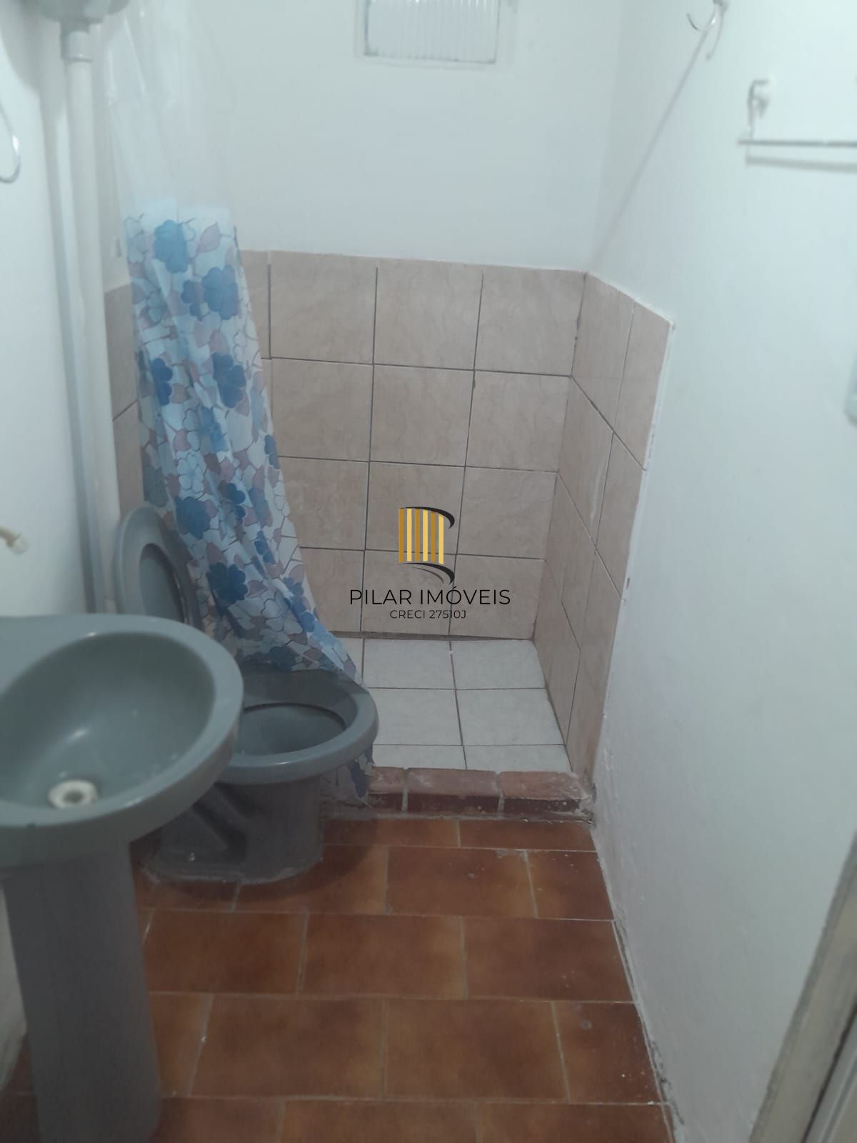 Casa com Pátio, 2 Quartos, vaga de garagem no Bairro Passos Das Pedras.