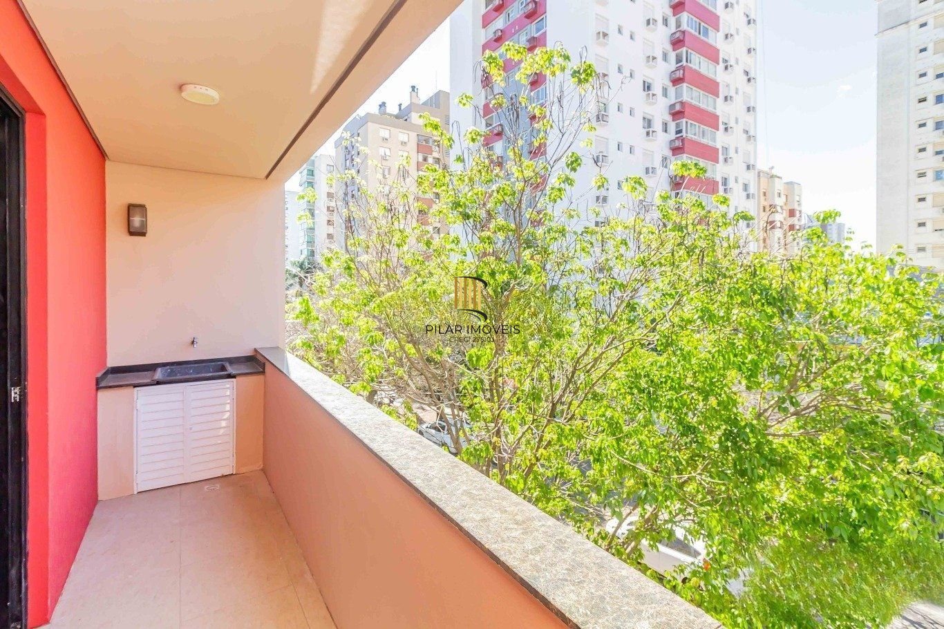 Prédio Comercial á venda com 2 salas e terraço no bairro Menino Deus