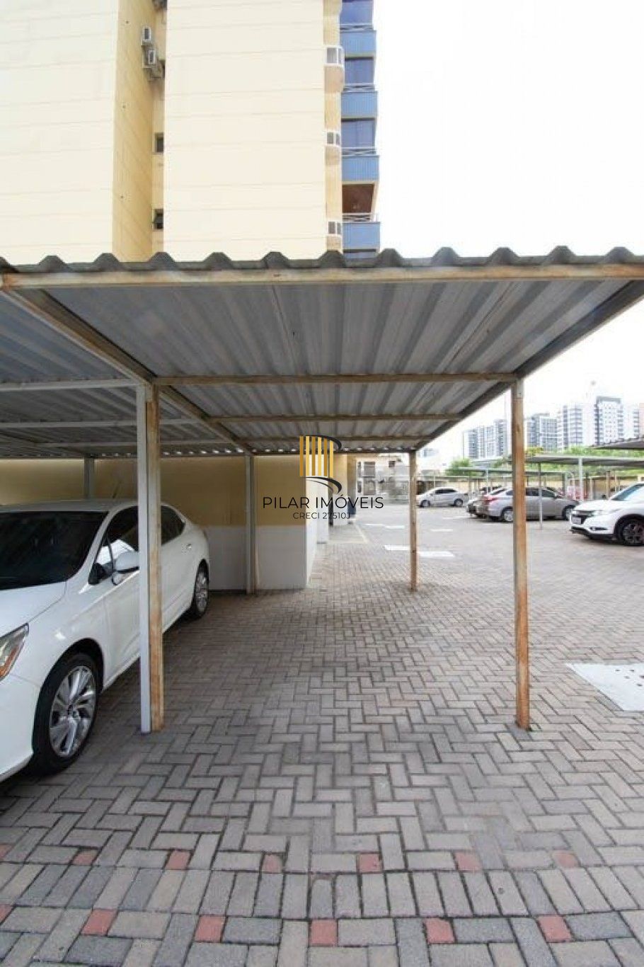 Apartamento 2 Dormitórios com Sacada, Garagem e Vista – Bairro Partenon