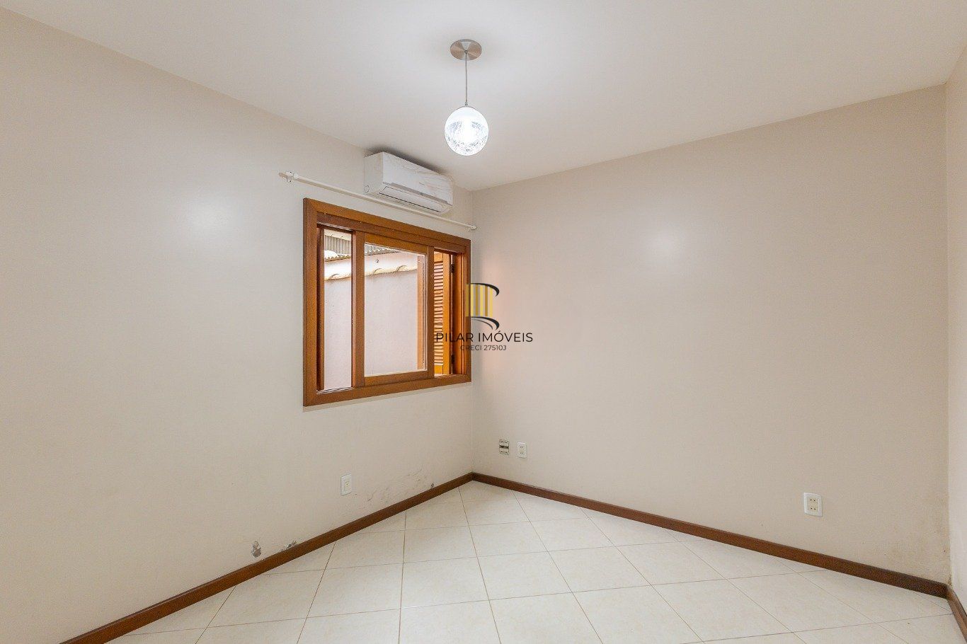 Casa com 4 dormitorios, 2 vagas de garagem em Canoas