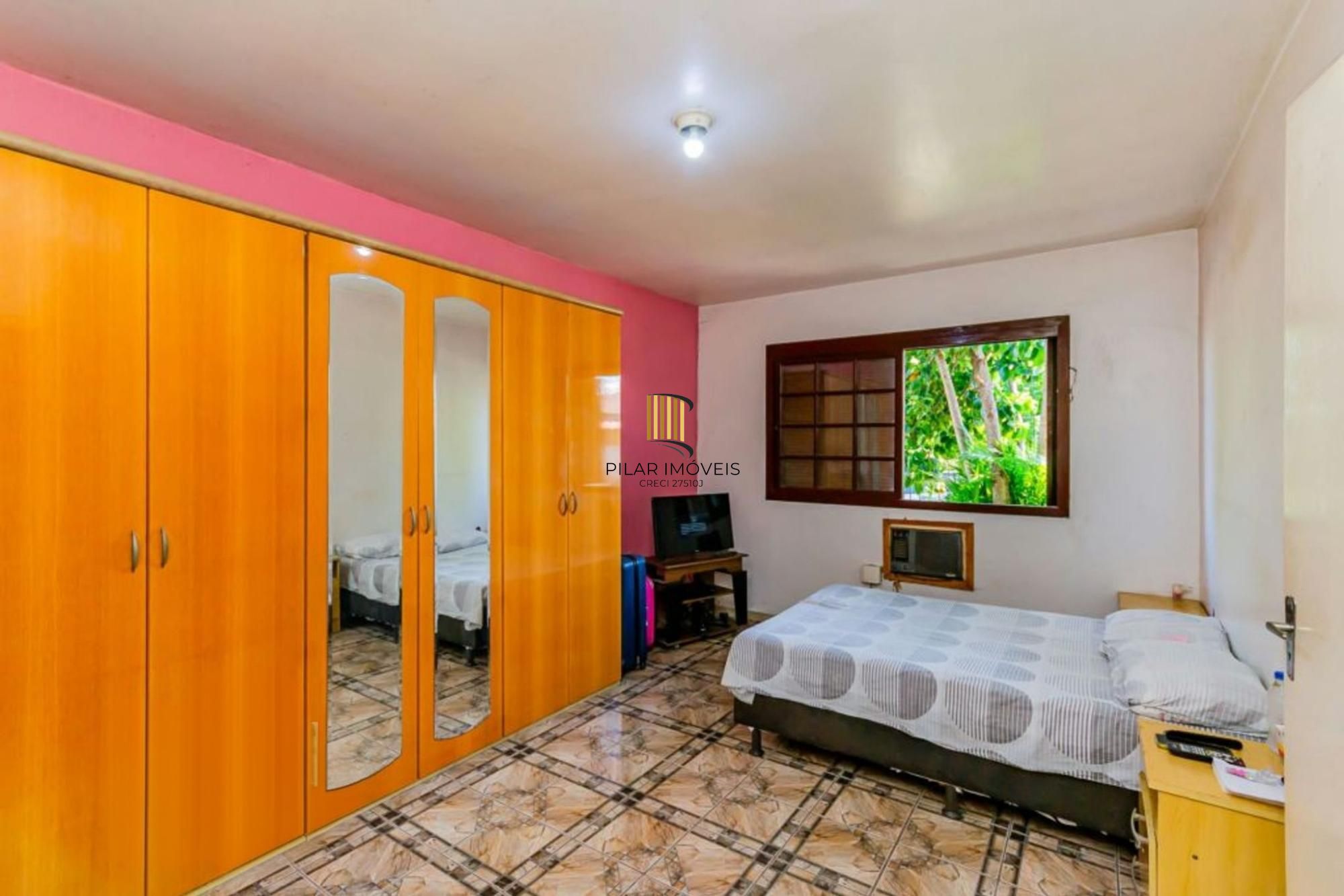Casa com 3 dormitórios, 4 vagas e amplo pátio no Bairro Sarandí